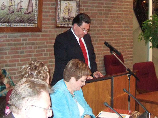 Foto Willem Heinen spreekt de raad toe