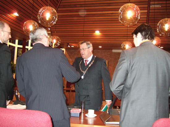 Foto Arend Koelewijn ontvangt felicitatie burgemeester