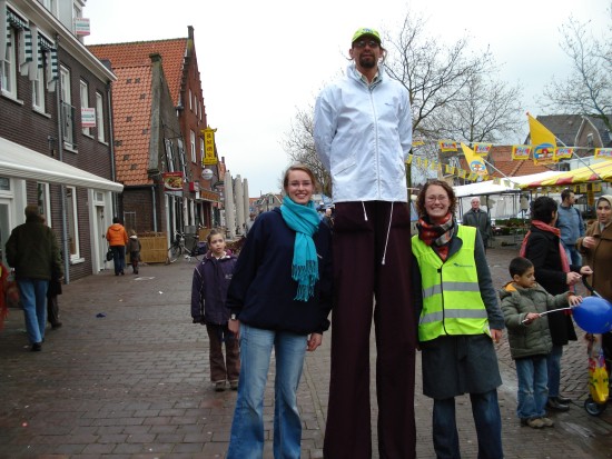 Foto van de steltloper met de twee dames