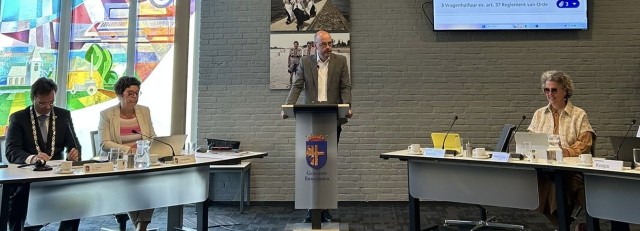 Pieter de Vos spreekt de raad toe.