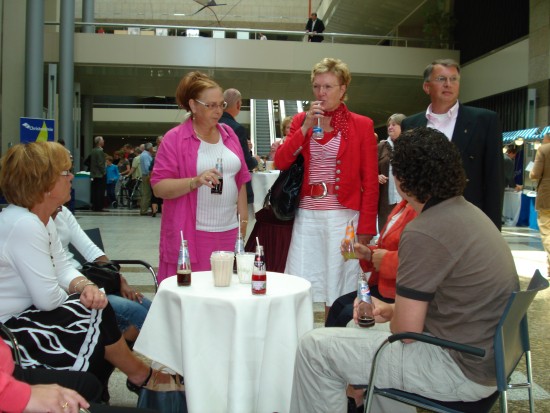 Foto mensen drinken nog een drankje in de hal van de Tweede Kamer